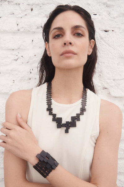 Iskin Sisters - Bauhaus Necklace Round Squares - Black
